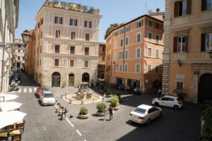 罗马冰砾大厅酒店的一群停在有建筑的庭院里的汽车