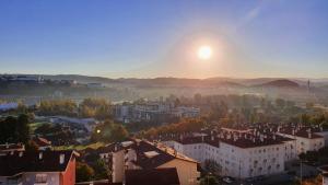 科英布拉Coimbra's Black & White的日落时分城市美景