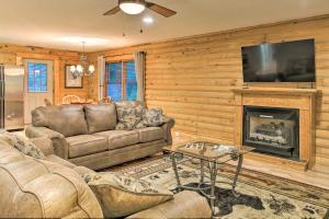 Cedar MountainCedar Mountain Log Cabin 4 Mi DuPont State Forest的带沙发和壁炉的客厅