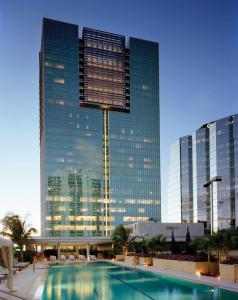 迈阿密Hotel AKA Brickell的一座高楼前的游泳池