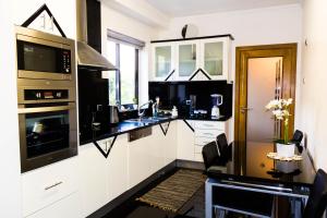 丰沙尔Apartamento Batista by Horizon View Madeira的厨房配有黑白台面和微波炉