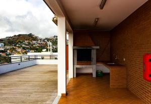 丰沙尔Apartamento Batista by Horizon View Madeira的铺有木地板并拥有砖墙的阳台