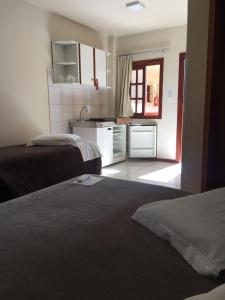 拉热斯Villa Apart Hotel的酒店客房带两张床和厨房