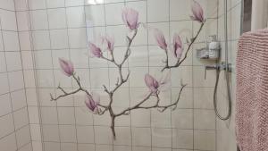 KlučovPension Vinařství Klučov的淋浴墙上的粉红色花画