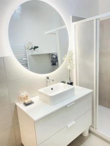 博尔扎诺Chic In The City的白色的浴室设有水槽和镜子