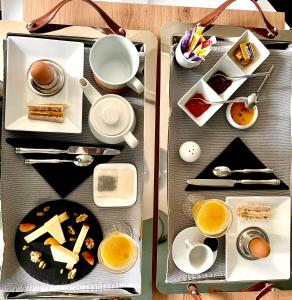 卡奥尔Troisième Droite的桌上的早餐食品和饮料托盘