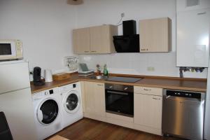 特里尔Gemütliche City Wohnung - Im Herzen von Trier的厨房配有洗衣机、洗衣机和烘干机。