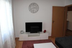 特里尔Gemütliche City Wohnung - Im Herzen von Trier的客厅配有白色橱柜上的平面电视