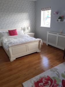 NobberPrivate Room in Superb House Bed 1的卧室配有白色的床和红色枕头