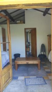 何塞伊格纳西奥Alquiler Habitación Independiente en el centro de José Ignacio!的客房设有木桌和床。