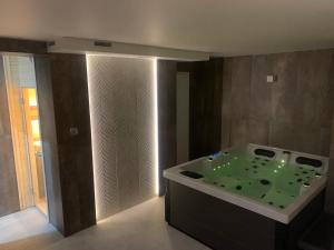 米泽德沃兹Na Wczasowej - Apartamenty的客房内的浴室设有大浴缸