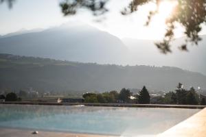 拉古多Hotel Das Dorner的一座大游泳池,后面是一座山