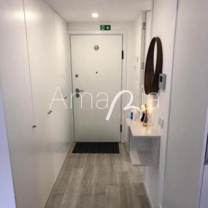 阿威罗AmaRiaCity AL的白色的浴室设有水槽和镜子