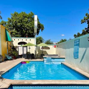 塔马索波Hotel Cosmos的一座游泳池,位于一座建筑旁的院子内