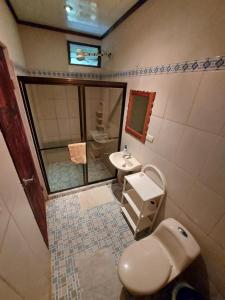 德雷克Cabinas Villa Drake的一间带卫生间和水槽的浴室