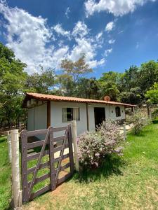 德尔菲诺波利斯Casa em Área Rural - Delfinópolis的一座带门和栅栏的小房子