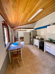 Casa em Área Rural - Delfinópolis的厨房或小厨房