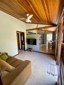 德尔菲诺波利斯Casa em Área Rural - Delfinópolis的带沙发和平面电视的客厅