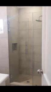 下博克特Mirango Apartments的浴室里设有玻璃门淋浴