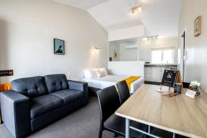 罗托鲁瓦灵气公寓的客厅配有沙发和1张床