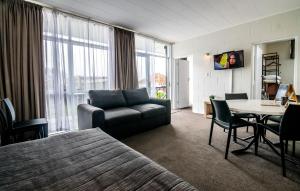 罗托鲁瓦灵气公寓的客厅配有沙发和桌子。