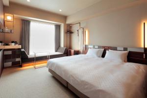 Candeo Hotels Kyoto Karasuma Rokkaku客房内的一张或多张床位