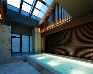 京都Candeo Hotels Kyoto Karasuma Rokkaku的窗户客房内的大浴缸