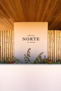 洛斯拉甘斯Norte Suites Boutique的竹 ⁇ 的 ⁇ 菜标志