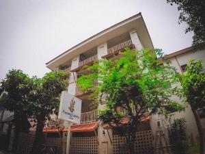 清迈Sabaidee Chiangmai Hotel SHA的前面有标志的建筑