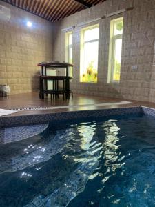 Al Wāşil东方之夜酒店的一座带桌子和窗户的别墅内的游泳池