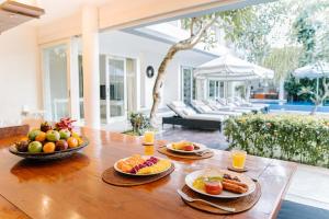 金巴兰CassaMia Bali - Spacious Luxury 5 Bedroom Villa, 100m from Beach with Butler的上面有水果盘的桌子