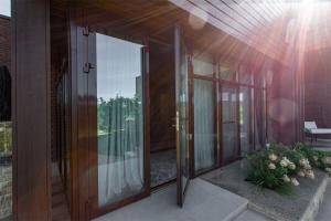 别尔哥罗德Riviera Wellness Resort的房屋的一侧设有滑动玻璃门