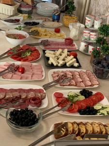 普雷代亚尔Park Luxury Rooms的填满不同种类的肉和蔬菜的桌子