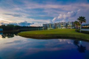 奈扬海滩Wyndham Royal Lee Phuket的黄昏时分从水面上欣赏酒店景色