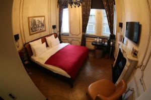 伊斯坦布尔加拉塔诺德斯登酒店的一间卧室配有一张带红色毯子的床