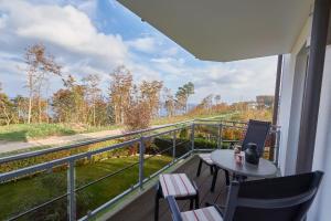 奥斯赛拜-塞林Residenz Falkenberg - Apt. 06的设有一个配有桌椅并享有美景的阳台。