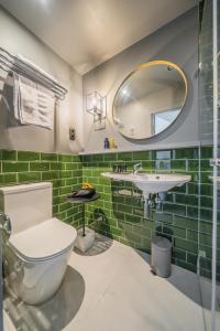 布达佩斯Leo Boutique Rooms - Adults Only的一间带卫生间、水槽和镜子的浴室