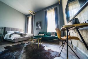 布达佩斯Leo Boutique Rooms - Adults Only的一间卧室配有一张床和一张绿色沙发