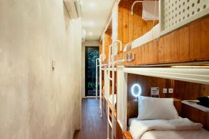 雅加达Tuju Arteri Pods的带两张双层床的客房和走廊