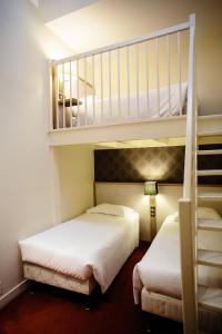 圣米歇尔山雷莱杜罗伊酒店的带两张双层床的客房中的两张床