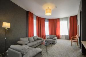 圣彼得堡第五角酒店的带沙发、椅子和红色窗帘的客厅