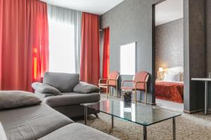 圣彼得堡第五角酒店的客厅配有沙发、桌子和床。