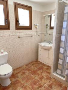 安格勒Chez Maguy Chambres d'hôtes et appartements的一间带卫生间和水槽的浴室