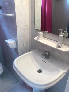 圣地亚哥港Apartment Europa,228的白色的浴室设有水槽和镜子