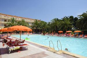 阿尔盖罗绿洲酒店的一座大型游泳池,里面有人