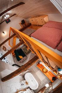 德丁基Chalets Dedinky的卧室享有上方的景致,配有双层床