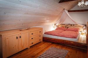 德丁基Chalets Dedinky的一间卧室设有一张床和木制天花板