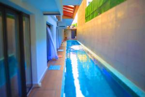 阿比让BNB Hotel Spa的蓝色建筑中的游泳池