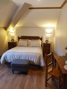 阿里纳斯·德·卡伯瑞勒斯Hotel Rural El Torrejon的一间卧室配有一张床,铺有木地板