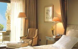 菲内斯特拉特亚洲花园酒店及泰国水疗中心 - 皇家隐居酒店的酒店的客房 - 带一张床、椅子和窗户